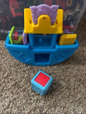 Fisher-Price Peek-a-Blocks Rock & See Ark with 3 blocks